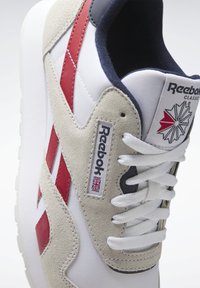 Reebok Classic CL UNISEX - Sportcipő - ftwr white flash red vector navy
