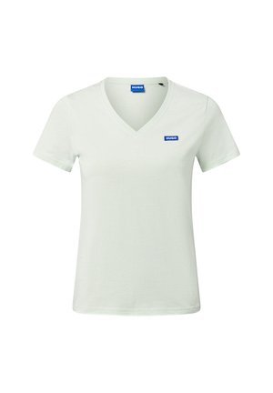Helles grünes V-Ausschnitt-T-Shirt aus weicher Baumwolle. Hat kurze Ärmel und ein kleines blaues "HUGO"-Logo auf der linken Seite in der Nähe des Halsausschnitts.
