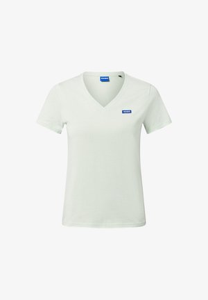 Jasnozielona koszulka z dekoltem w serek, wykonana z miękkiej bawełny. Posiada krótkie rękawy oraz małe niebieskie logo "HUGO" po lewej stronie, w pobliżu dekoltu.