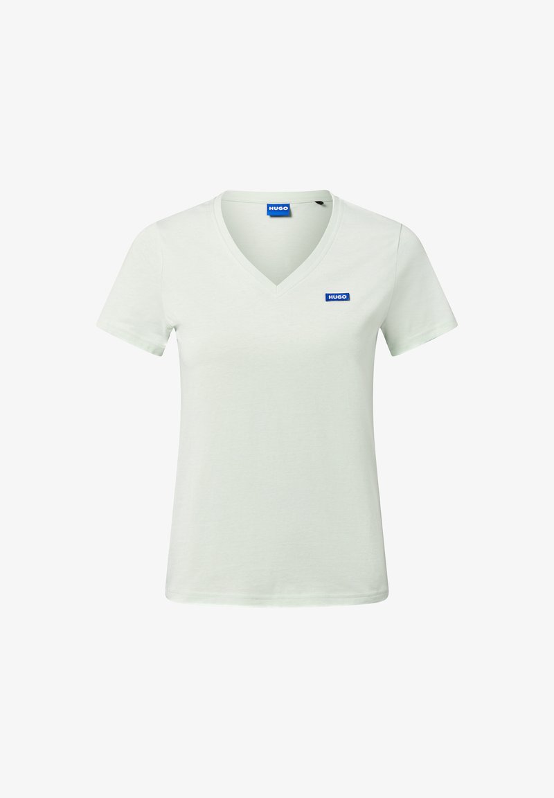 Jasnozielona koszulka z dekoltem w serek, wykonana z miękkiej bawełny. Posiada krótkie rękawy oraz małe niebieskie logo "HUGO" po lewej stronie, w pobliżu dekoltu.