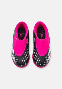 Zapatillas deportivas de color negro y rosa, tipo slip-on, con un upper texturizado, que presentan un patrón de puntos en degradé y un interior acolchado para mayor comodidad.