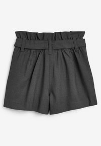 Shorts gris sur mesure avec une taille élastique froncée, devant plat et poches latérales, fabriqués dans un tissu lisse avec un léger éclat.