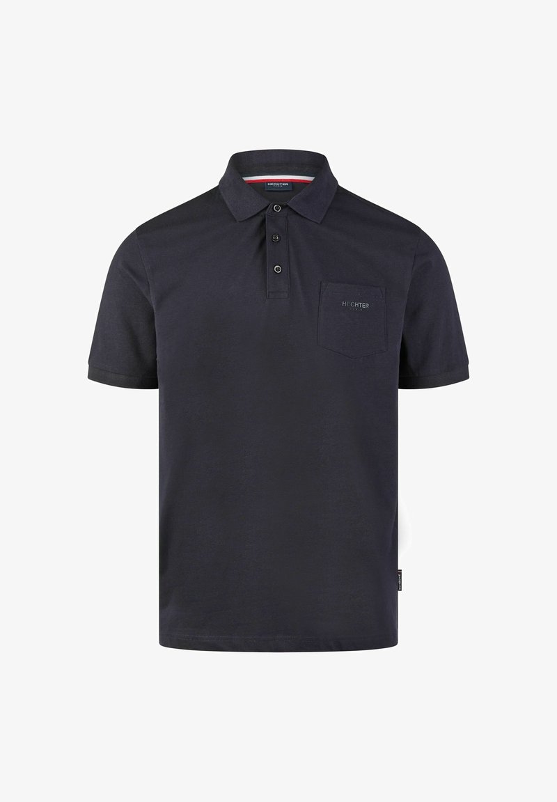 Marineblauwe polo van katoen, met een kraag, drie knopen, een borstzak aan de linkerzijde en een logo boven de zak. Korte mouwen.