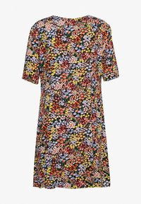 Lyhyt kukkamekko, jossa on monivärinen pieni kukkapainatus, lyhyet hihat ja pyöreä pääntie valkoisella taustalla.