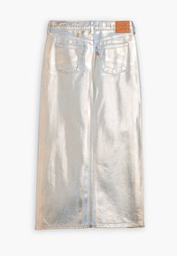 Fustă din denim metalic argintie cu siluetă dreaptă, dotată cu buzunare la spate și cu o etichetă de marcă la talie. Textură netedă și linii curate.