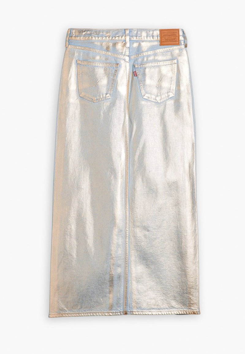 Metallisch silberner Denimrock mit gerader Silhouette, der über Gesäßtaschen und ein Markenschild an der Taille verfügt. Glatte Textur und klare Linien.