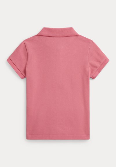 Πόλο μπλούζα με κοντά μανίκια σε απαλό ροζ βαμβάκι με υφή, με κλασικό γιακά και ραμμένες λεπτομέρειες στο τελείωμα.