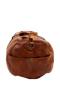 Brūnas ādas ceļojumu soma ar noapaļotu formu, rāvējslēdzēja aizdari, priekšējo kabatu, misiņa furnitūru un teksturētu apdari.