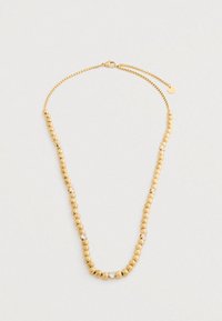 Χρυσή κολιέ με χάντρες και μικρές διάφανες κρυστάλλινες χάντρες τοποθετημένες ομοιόμορφα, με κούμπωμα αλυσίδας και ρυθμιζόμενο κρεμαστό στοιχείο σε ανοιχτό φόντο.