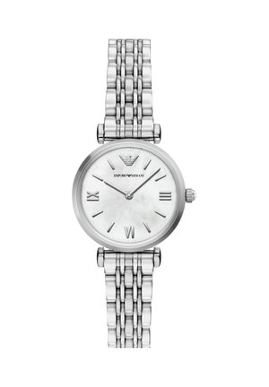 Silberne Uhr aus Edelstahl mit einem runden, weiß-perlmuttfarbenen Zifferblatt. Römische Zahlen VI und IX, Gliederarmband-Design und Logo bei 12 Uhr.