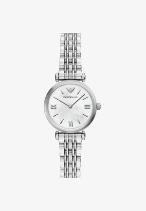 Silberne Uhr aus Edelstahl mit einem runden, weiß-perlmuttfarbenen Zifferblatt. Römische Zahlen VI und IX, Gliederarmband-Design und Logo bei 12 Uhr.