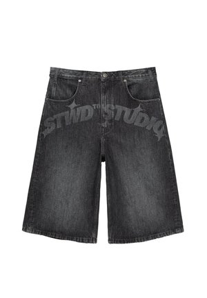 Pantaloni scurți negri din denim cu croială largă, buzunare frontale, găici pentru curea și închidere cu nasture, expuși pe un fundal alb.