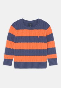 Svetr pletený z kabelu v námořnické modr�é a oranžových pruzích, kulatý výstřih, žebrované manžety a lem. Obsahuje malý detail loga na hrudi.