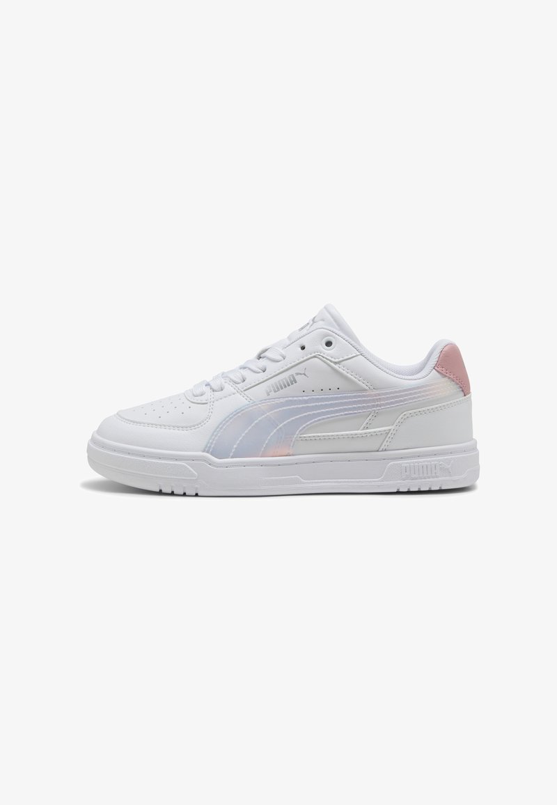 Λευκό χαμηλό sneaker Puma με ιριδίζουσα πλαϊνή ρίγα και ροζ ταμπέλα στη φτέρνα, διάτρητη μύτη και δέσιμο με κορδόνια σε λευκό φόντο.