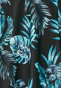 Svart tyg med stora tropiska blad i turkos och akvamarin. Mönstret inkluderar både detaljerade texturer och djärva mönster.