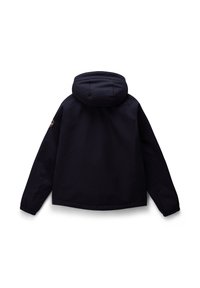 Giacca impermeabile blu navy con cappuccio, polsini elasticizzati e un logo circolare sul manica sinistra. Texture liscia e vestibilità comoda.