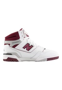 H�øjtopsneakers i hvid læder med bordeaux accenter, der har perforerede detaljer, en polstret krave og en gummisål.