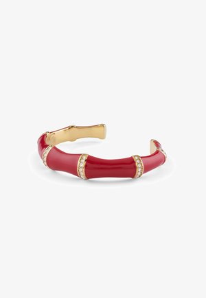 Rotes Emaille-Armband mit einem gewinkelten Design, verziert mit goldenen Akzenten und kleinen klaren Kristallen, die in regelmäßigen Abständen entlang des Rings eingelegt sind.