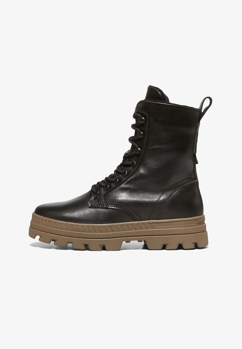 Bottes de combat en cuir noir à lacets avec une semelle crantée épaisse en caoutchouc beige et une languette à l'arrière.