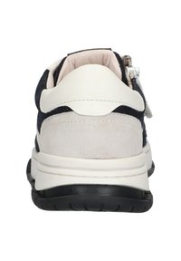 Weißer und grauer Sneaker mit schwarzer Sohle; aus Wildleder und Leder gefertigt, mit abgerundetem Rücken und einem kleinen Reißverschlussdetails.