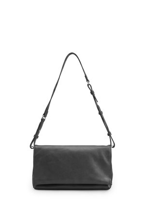 Borsa a tracolla in pelle nera con tracolla regolabile e chiusura a patta, mostrata appesa su sfondo bianco.