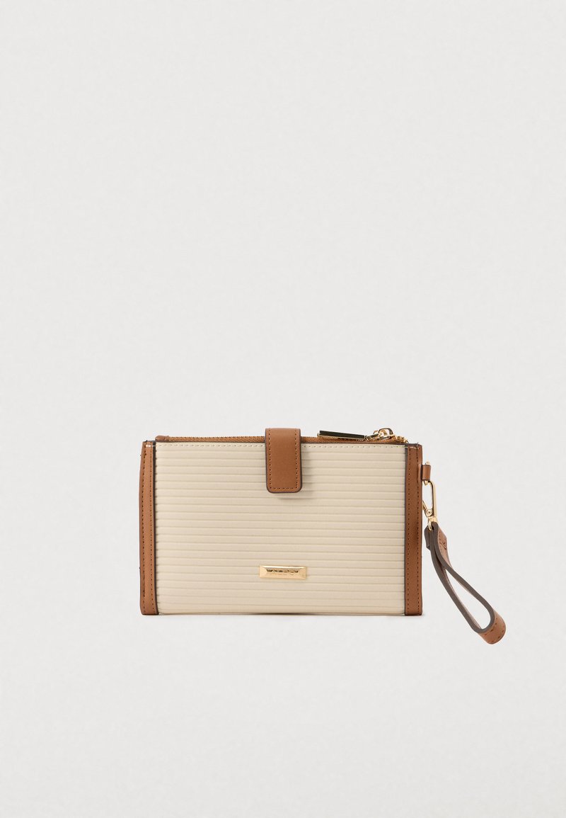 Portafoglio beige con righe orizzontali, bordatura marrone, chiusura con zip, tracolla a scatto, placca con logo dorato e tracolla removibile marrone su sfondo bianco.