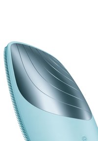 Brosse à cheveux bleue au design courbé, avec une surface lisse et brillante et des poils texturés sur le côté pour démêler.