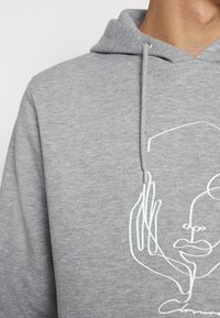 CLOSURE London SILHOUETTE HOODY - Sweatshirt com capuz - grey marl