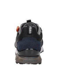 Achteraanzicht van een zwart en marineblauwe sportschoen met grijze voering, een trekband met het label "FEAR" en een doorzichtige zool gemerkt met "CRUYFF."