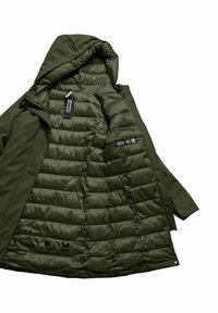 Groene pufferjack met een gladde buitenkant en een gewatteerde, geïsoleerde binnenkant. Voorzien van een capuchon en meerdere stoflabels in de buurt van de zoom.