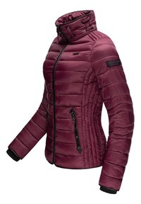 Bordeaux pufferjack met gestikt textuur, hoge kraag, zwarte ritsen en twee met rits afsluitbare zijzakken. Voorzien van ribgebreide manchetten en een logopatch.