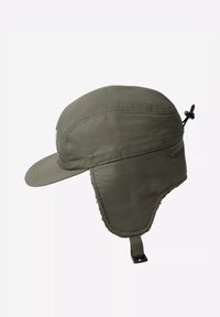 Berretto verde oliva con visiera curva e paraorecchie. Realizzato in tessuto liscio, presenta una fodera interna strutturata e una cinghia regolabile.