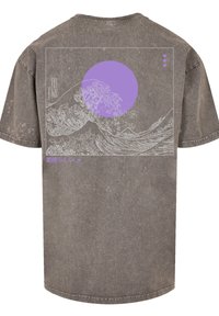 Gray cotton t-shirt featuring a white wave graphic and a large purple circle on the back. The design includes text in Japanese.