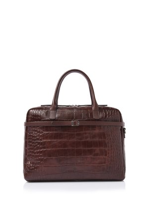 Donkerbruine leren aktetas met krokodillenstructuur, dubbele bovenhandvatten en een dunne horizontale riem met gesp aan de voorkant.