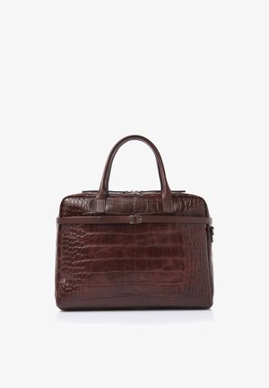 Valigetta in pelle marrone scuro con texture effetto coccodrillo, doppi manici superiori e una sottile fascia orizzontale con fibbia davanti.