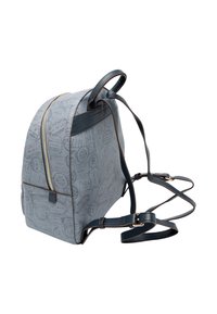 Zaino grigio con texture liscia, caratterizzato da un motivo con francobolli postali, chiusura a zip e dettagli in pelle blu. Spallacci regolabili inclusi.