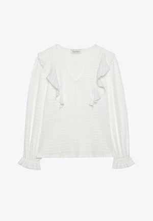 Biała bluzka z długim rękawem i dekoltem w kształcie litery V, z falbanami na ramionach i mankietach, wykonana z teksturowanej tkaniny.