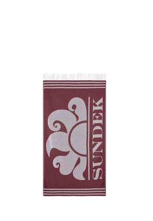 Asciugamano rettangolare color granata con motivo solare bianco stilizzato, strisce ai bordi e la parola "SUNDEK" in grandi lettere verticali.