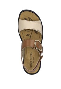 Braune und beige Sandale mit verstellbarem Riemen, gepolstertem Fußbett mit Blättermuster, Gummisohle und metallischem Schnallenakzent.