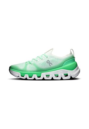 Chaussure de course vert clair et blanche avec empeigne en mesh, design à lacets et semelle blanche segmentée avec amorti intermédiaire vert.