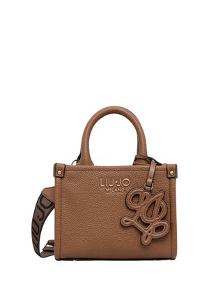 Borsa a mano in pelle marrone con texture, manici arrotondati, tracolla stampata, logo dorato "LIU·JO MILANO" e ciondolo decorativo con iniziali in pelle.