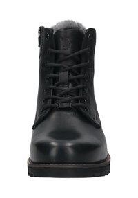 Schwarzer Leder-Stiefelette mit glatter Oberfläche, rundem Zeh und grauem Fellbesatz am oberen Rand. Verfügt über schwarze Schnürsenkel und einen robusten Absatz.