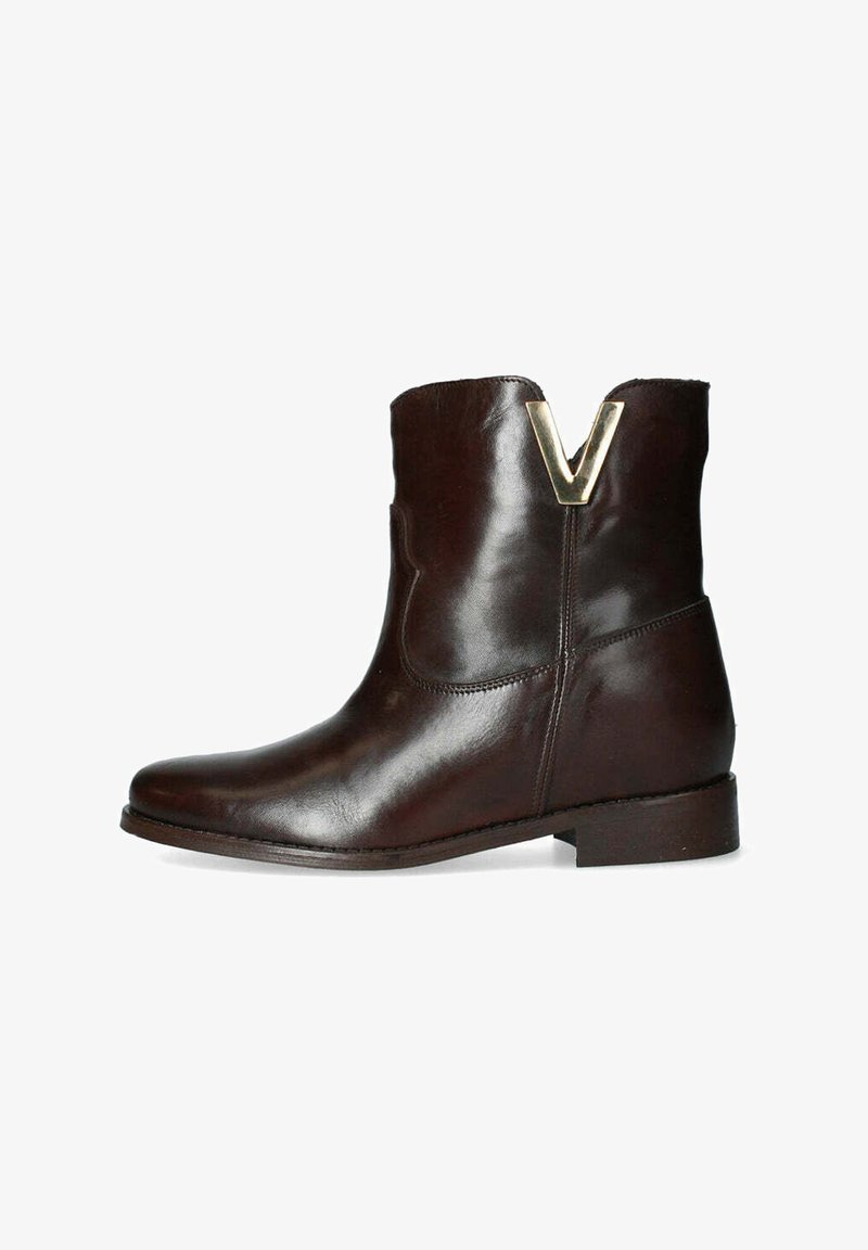 Stivaletti in pelle marrone con punta arrotondata, cuciture minime e un accento decorativo dorato a forma di 'V' sul retro. Tacco piatto.