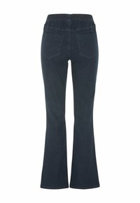 Donkerblauwe uitlopende jeans met een elastische tailleband, voorzien van twee achterzakken en een soepele denimtextuur. Geen zichtbare versieringen.