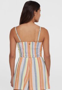 Strapless romper met een gerimpelde buste in pastelkleuren met verticale strepen, met een aangesnoerd taille en wijde shorts.