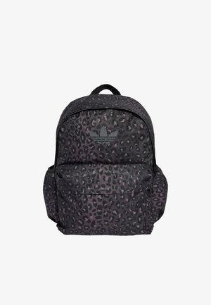 Sac à dos noir avec imprimé léopard violet foncé, comprenant une poche avant et un logo gris. Fabriqué en tissu durable, avec un design structuré et léger.