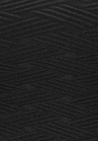 Tessuto nero testurizzato con motivi a zigzag in rilievo, con una leggera lucentezza e una superficie liscia. Ideale per abbigliamento o rivestimenti.