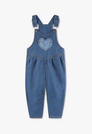 Salopette en jean bleu pour enfants avec bretelles réglables et écusson en forme de cœur sur la poche poitrine.