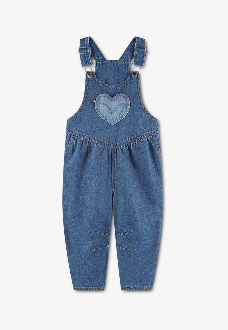 Salopette en jean bleu pour enfants avec bretelles réglables et écusson en forme de cœur sur la poche poitrine.