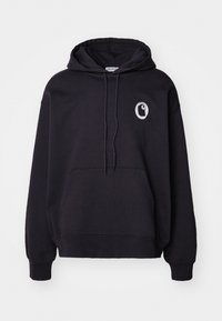 Sudadera negra hecha de un tejido suave, con un bolsillo canguro en la parte delantera, capucha con cordones y un logo circular en el lado izquierdo del pecho.
